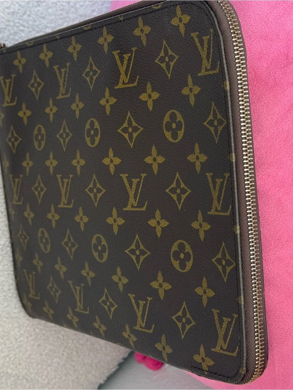 Louis Vuitton Vintage 1986 Zip Folio/tablet case. Zipper runs very smoothly.